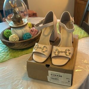 Women dress neutral color sandals.